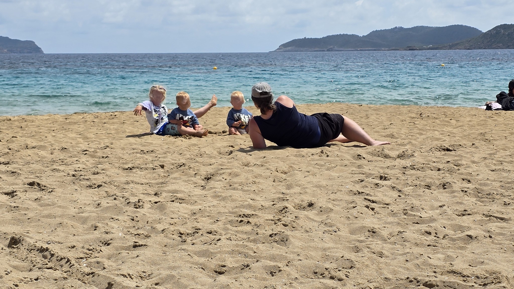 Nicole mit ihren drei Kindern am Strand